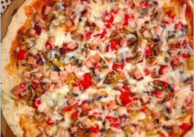 Fotografia przedstawiająca Pizza na cienkim ziołowym cieście (przepis na 2 pizze 30 cm)