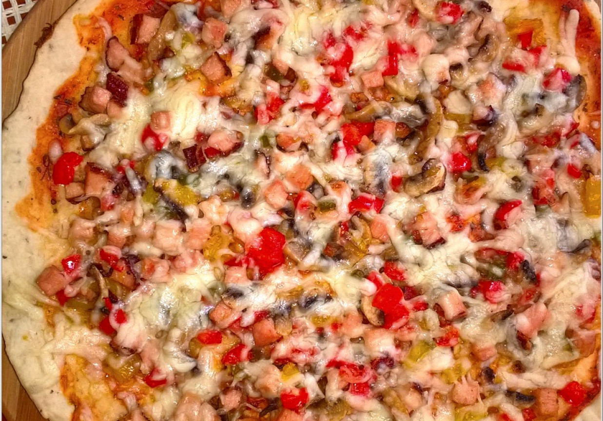 Pizza na cienkim ziołowym cieście (przepis na 2 pizze 30 cm) foto