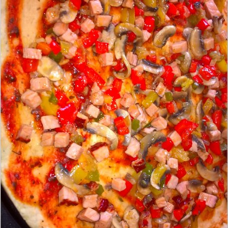 Krok 5 - Pizza na cienkim ziołowym cieście (przepis na 2 pizze 30 cm) foto