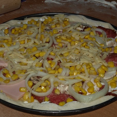 Krok 3 - Pizza na cieście chlebowym z sosem śmietanowym foto