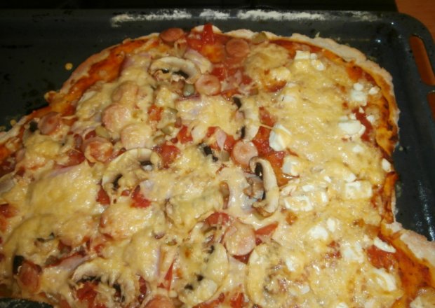 Fotografia przedstawiająca Pizza na cieście drożdżowym