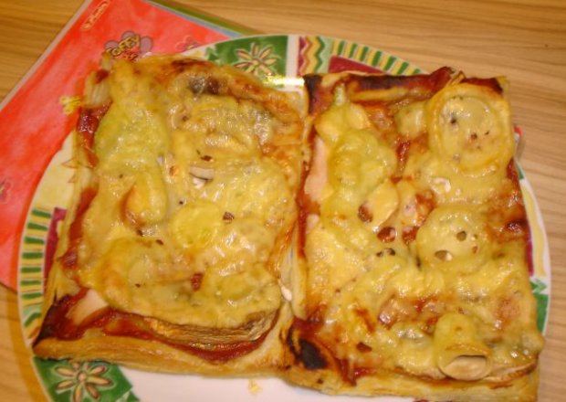 Fotografia przedstawiająca Pizza na cieście francuskim warzywno-szynkowa