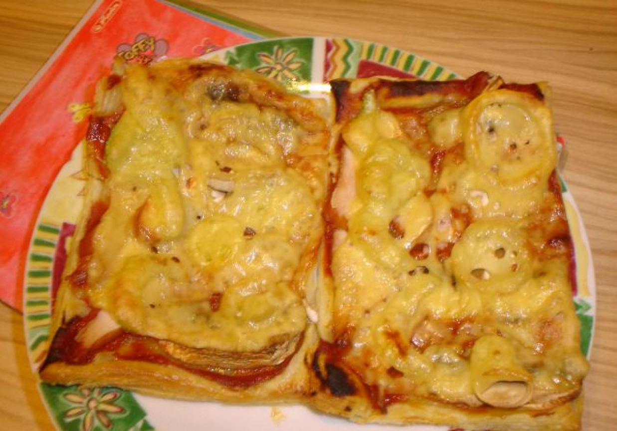 Pizza na cieście francuskim warzywno-szynkowa foto