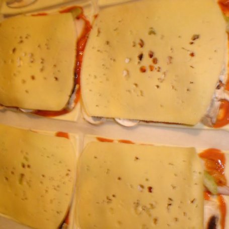 Krok 3 - Pizza na cieście francuskim warzywno-szynkowa foto