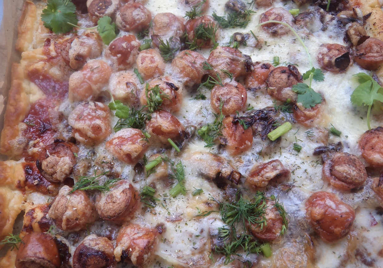 Pizza na cieście francuskim z cebulką czerwoną i parówkami :) foto