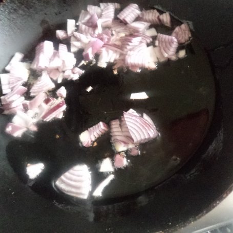Krok 1 - Pizza na cieście francuskim z cebulką czerwoną i parówkami :) foto