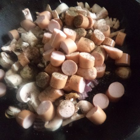 Krok 2 - Pizza na cieście francuskim z cebulką czerwoną i parówkami :) foto