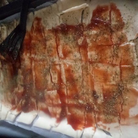 Krok 3 - Pizza na cieście francuskim z cebulką czerwoną i parówkami :) foto