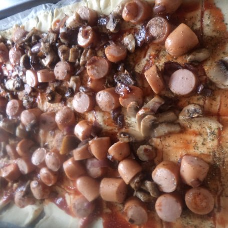 Krok 4 - Pizza na cieście francuskim z cebulką czerwoną i parówkami :) foto
