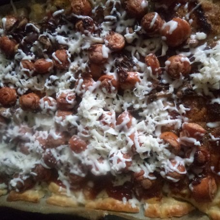 Krok 6 - Pizza na cieście francuskim z cebulką czerwoną i parówkami :) foto
