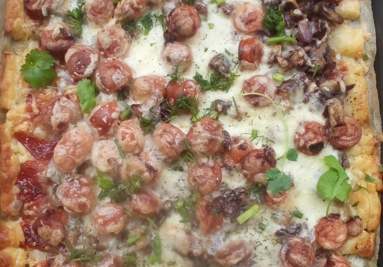 Pizza na cieście francuskim z cebulką czerwoną i parówkami :) foto