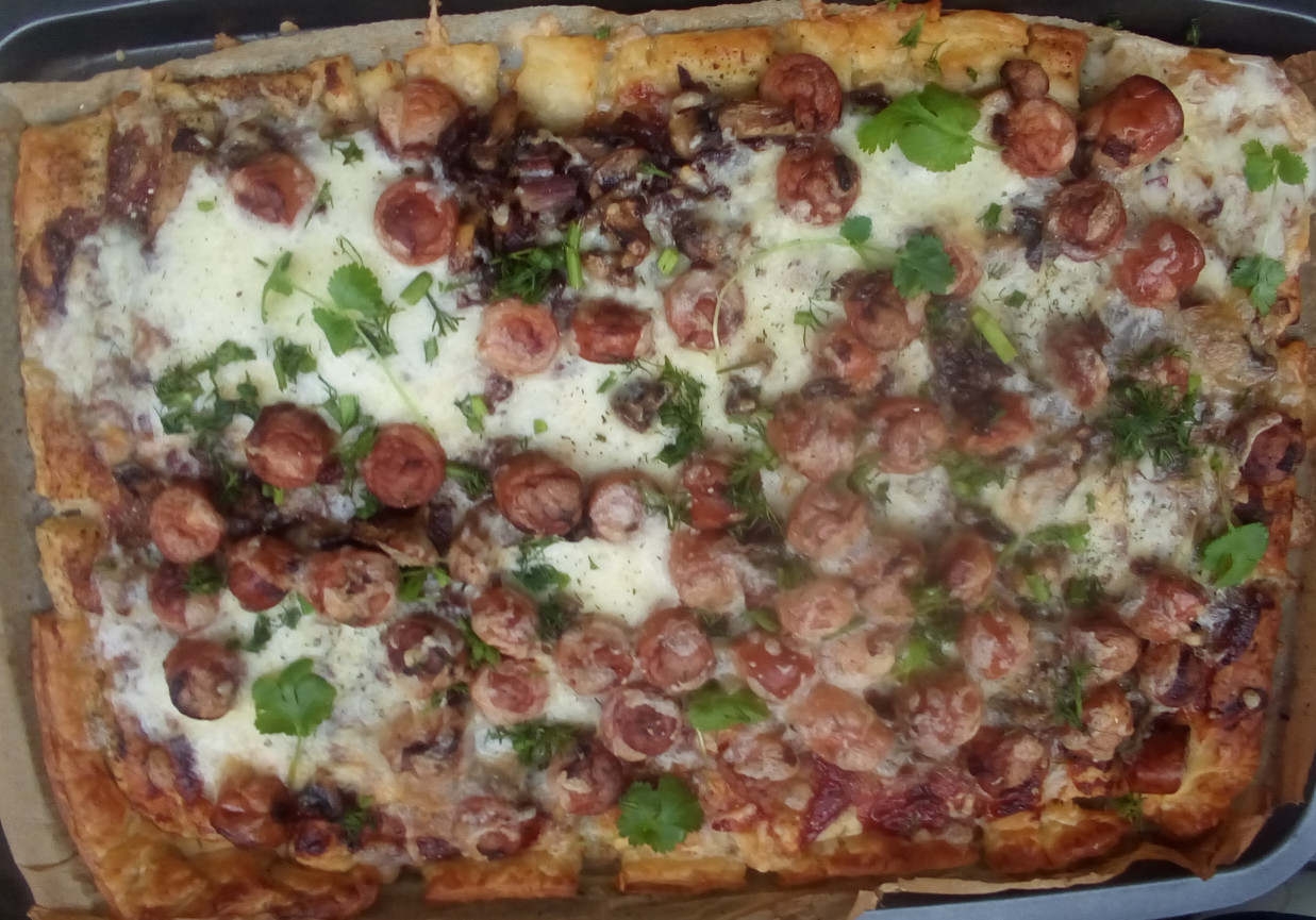Pizza na cieście francuskim z cebulką czerwoną i parówkami :) foto