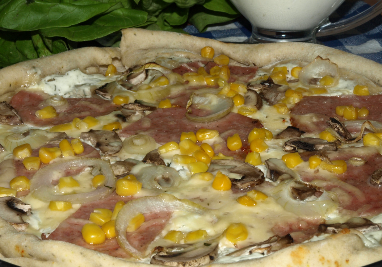 Pizza na cieście piwnym z pieczenią i sosem śmietanowo-koperkowym foto