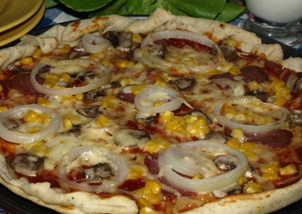 Fotografia przedstawiająca Pizza na cieście piwnym z salmi