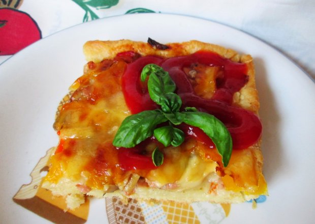 Fotografia przedstawiająca Pizza na cieście z olejem