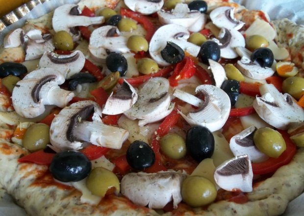 Fotografia przedstawiająca pizza na cieście z otrębami