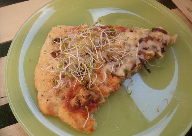 Fotografia przedstawiająca Pizza na czosnkowym spodzie z boczniakami i szynką - kiełkami brokuła wzgogacona