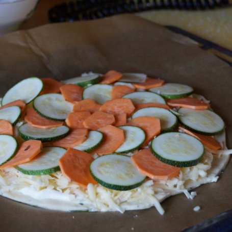 Krok 4 - Pizza na drożdżowym cieście serkowo-rozmarynowym z jogurtowym sosem, batatem i cukinią foto