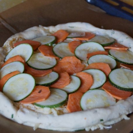 Krok 6 - Pizza na drożdżowym cieście serkowo-rozmarynowym z jogurtowym sosem, batatem i cukinią foto