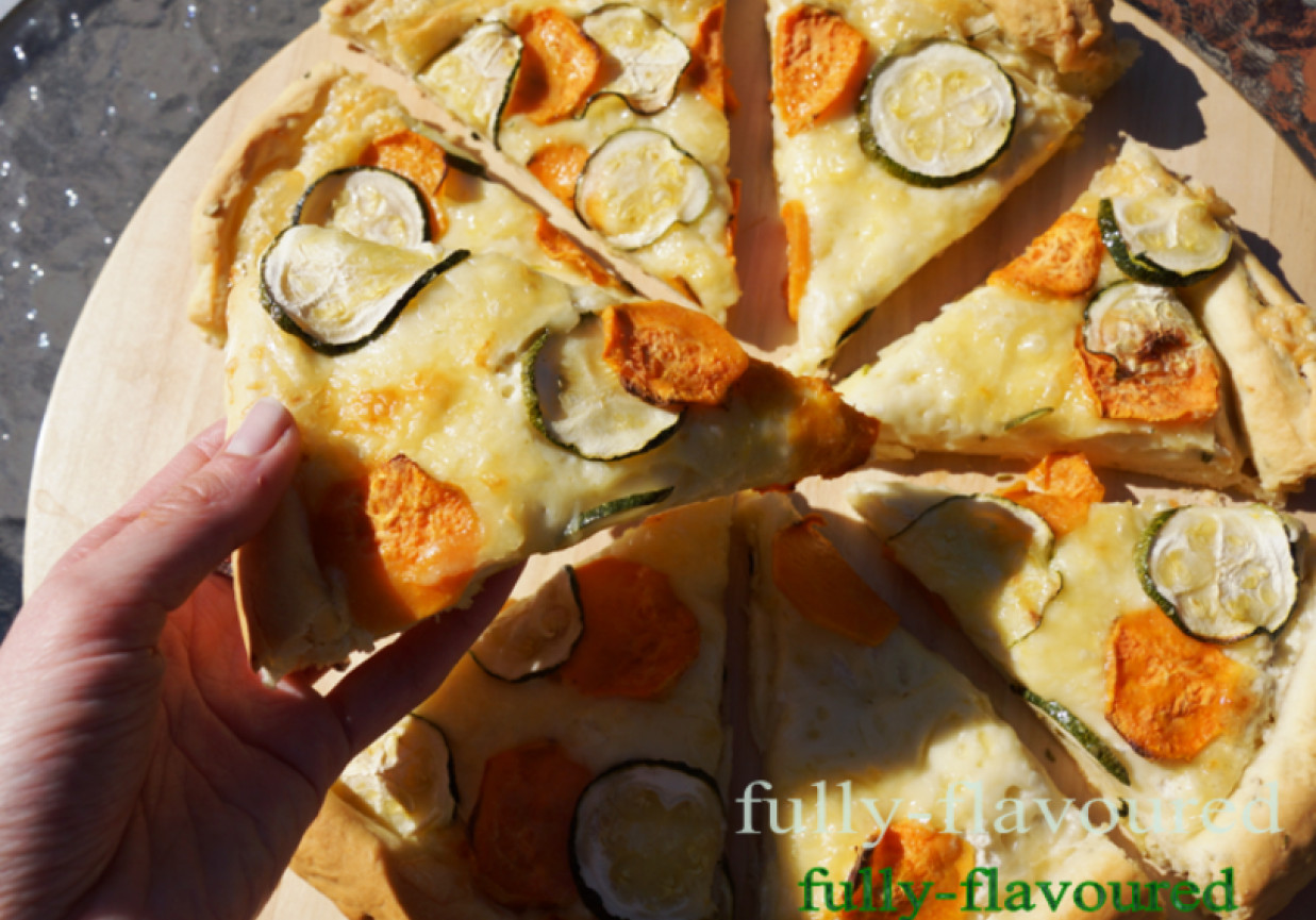 Pizza na drożdżowym cieście serkowo-rozmarynowym z jogurtowym sosem, batatem i cukinią foto