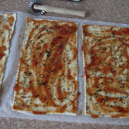 Krok 3 - Pizza na francuskim cieście z serem, czarnuszką i roszponką  foto