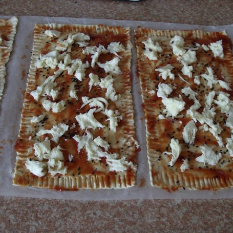 Krok 4 - Pizza na francuskim cieście z serem, czarnuszką i roszponką  foto