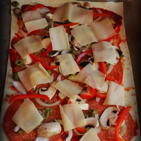 Krok 2 - Pizza na francuskim z salami foto