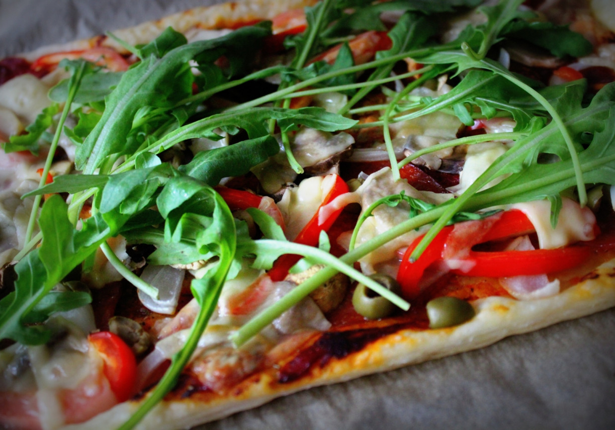 Pizza na francuskim z salami foto