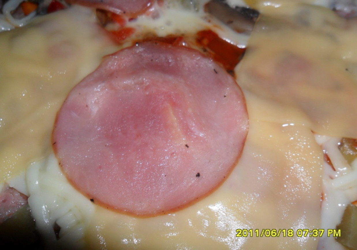 Pizza na gotowym spodzie foto
