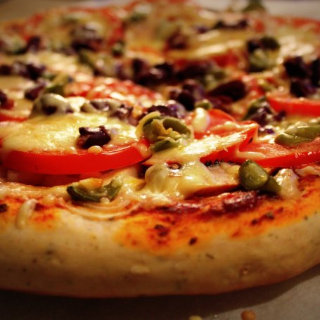 Krok 4 - Pizza na grubym cieście z czerwoną fasolą, pomidorem i jalapenos foto