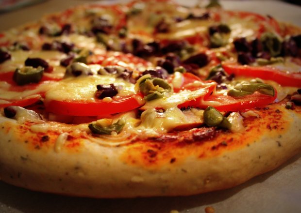 Fotografia przedstawiająca Pizza na grubym cieście z czerwoną fasolą, pomidorem i jalapenos