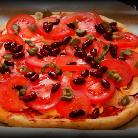 Krok 3 - Pizza na grubym cieście z czerwoną fasolą, pomidorem i jalapenos foto