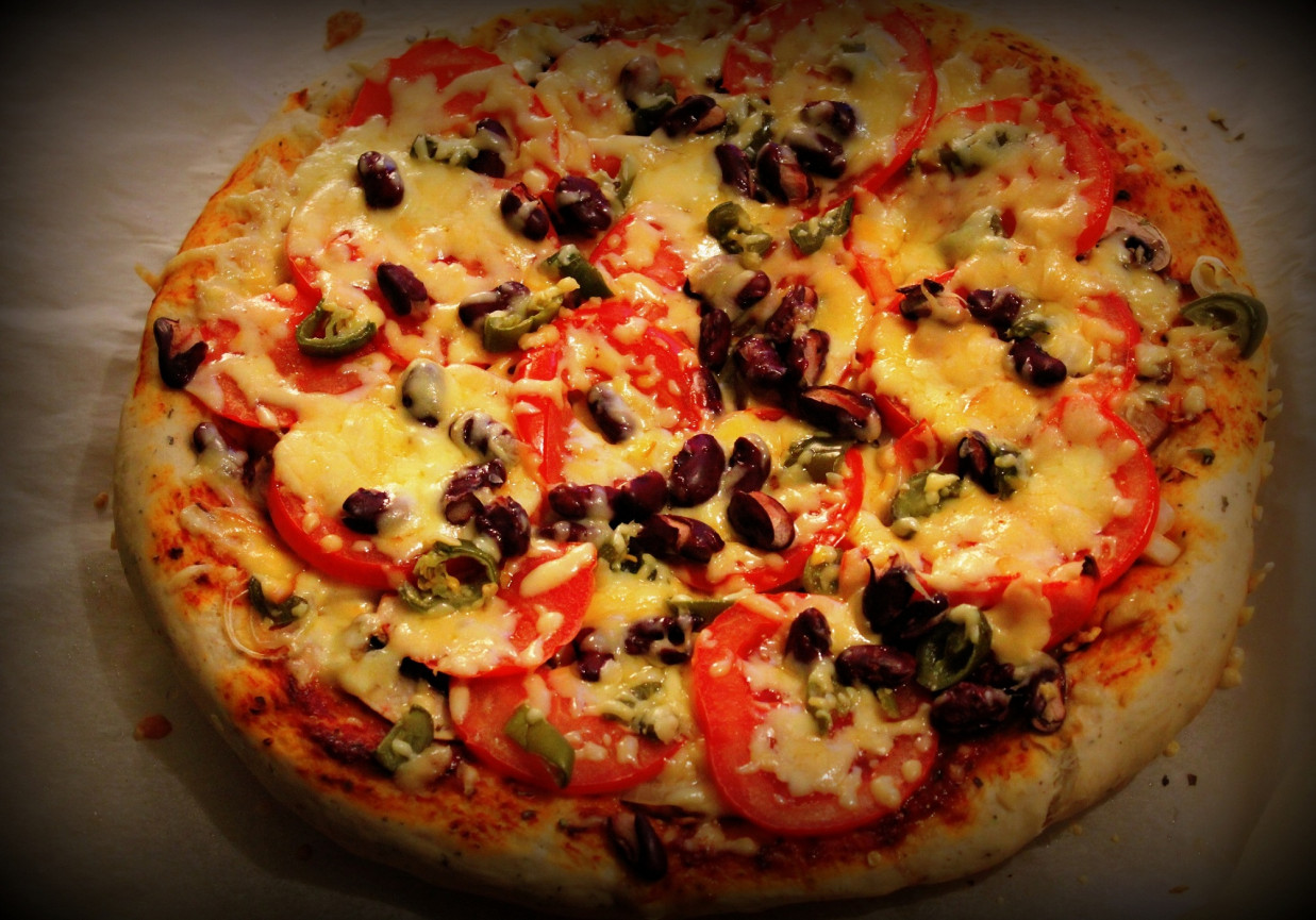 Pizza na grubym cieście z czerwoną fasolą, pomidorem i jalapenos foto