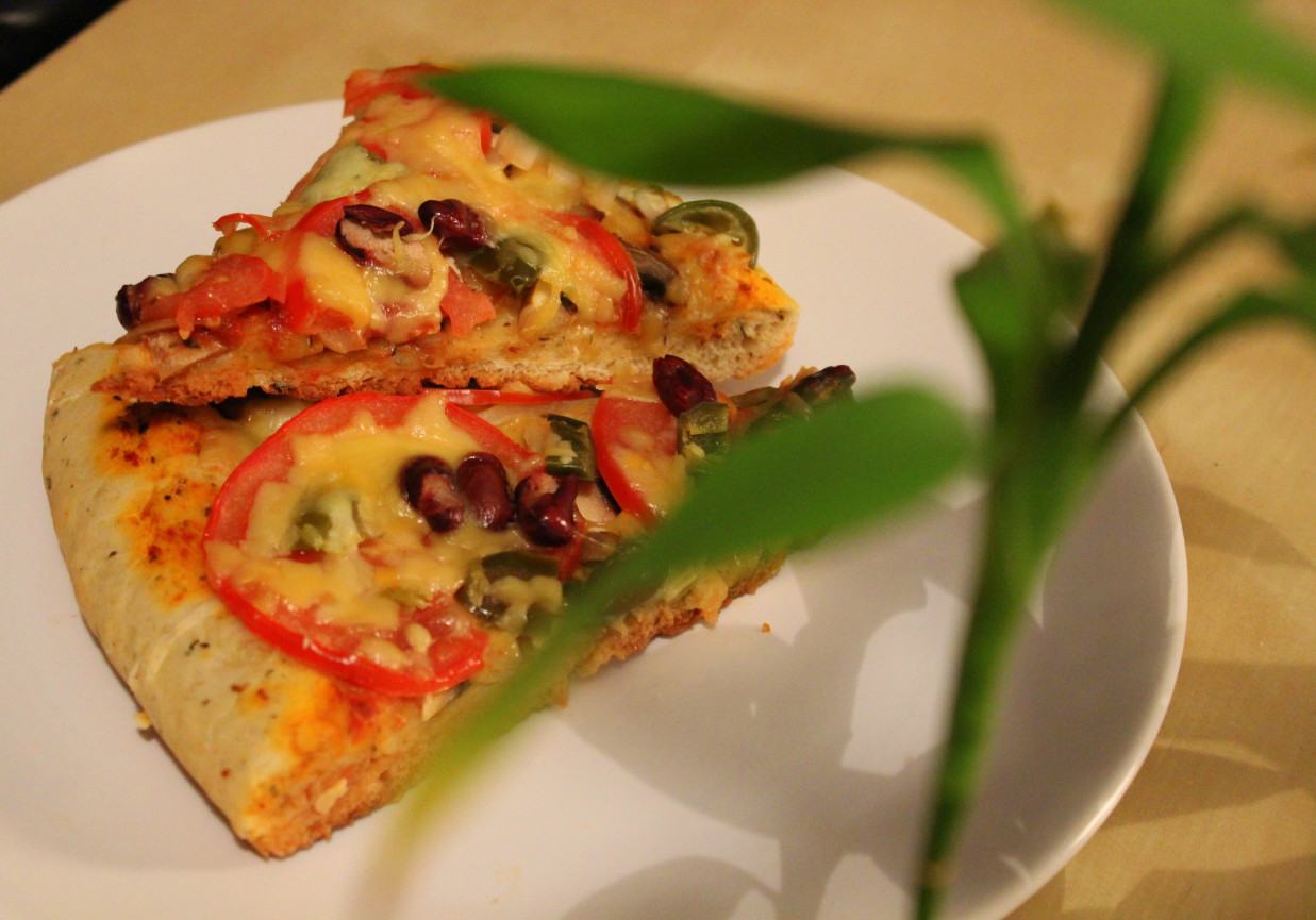 Pizza na grubym cieście z czerwoną fasolą, pomidorem i jalapenos foto