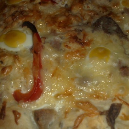 Krok 3 - pizza na grubym spodzie z jajami przepiórczymi foto