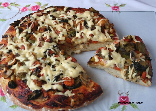 Fotografia przedstawiająca Pizza na grubym spodzie z warzywami