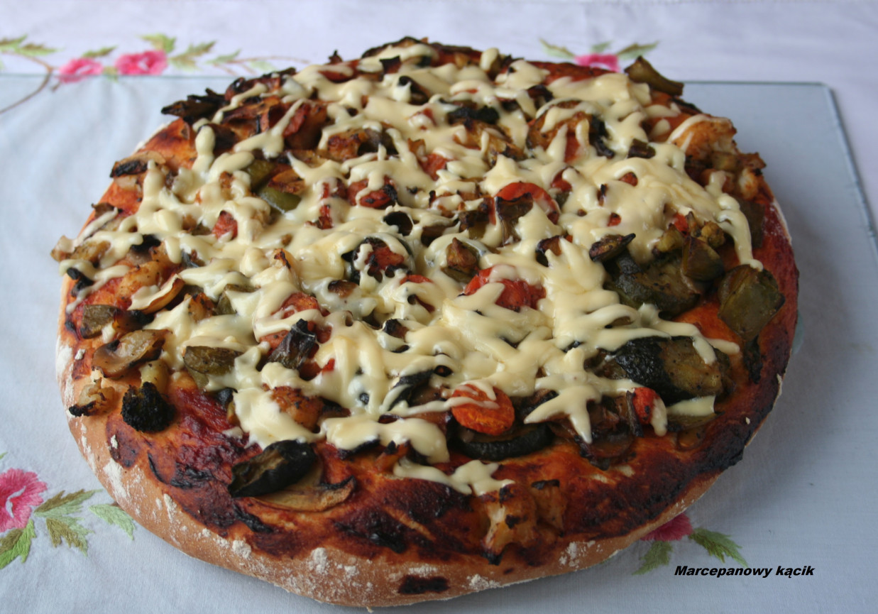 Pizza na grubym spodzie z warzywami foto
