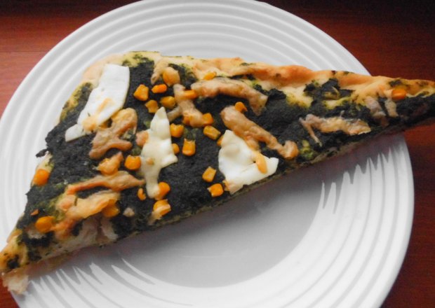Fotografia przedstawiająca Pizza na grubym spodzie ze szpinakiem
