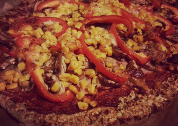 Fotografia przedstawiająca Pizza na kalafiorowym spodzie