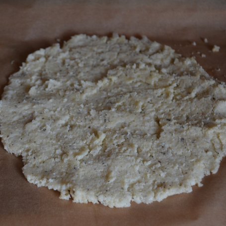 Krok 3 - Pizza na kalafiorowym spodzie foto