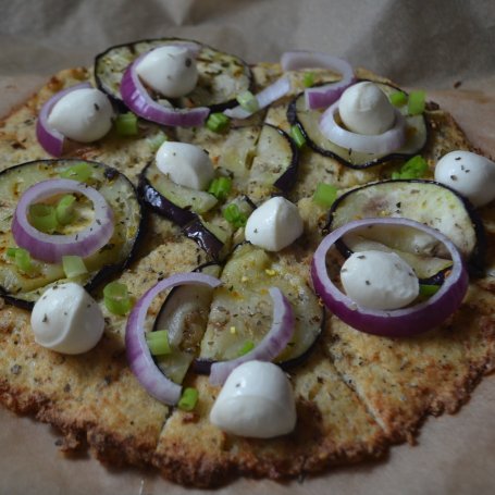 Krok 5 - Pizza na kalafiorowym spodzie foto