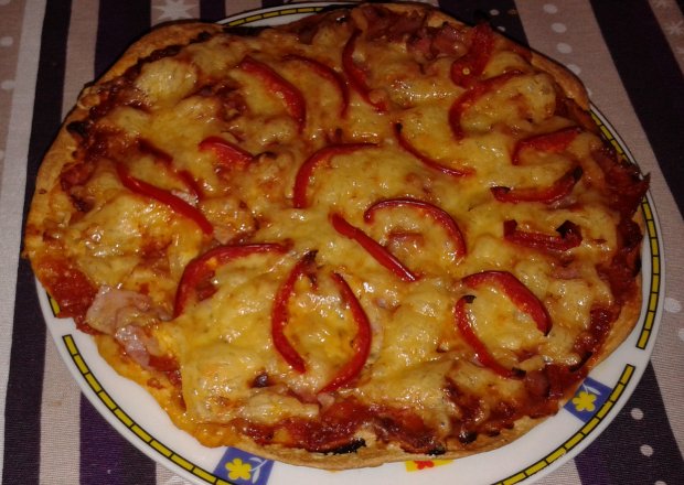 Fotografia przedstawiająca Pizza na kruchym cieście