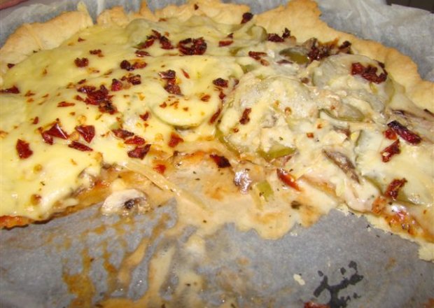 Fotografia przedstawiająca Pizza na kruchym cieście