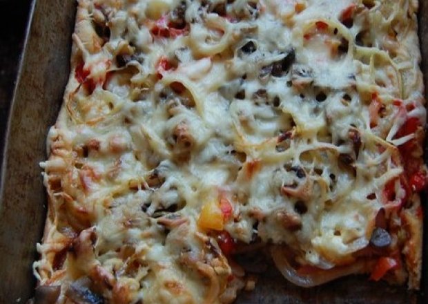 Fotografia przedstawiająca pizza na kruchym spodzie