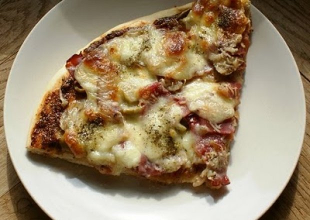 Fotografia przedstawiająca pizza na miękim cieście