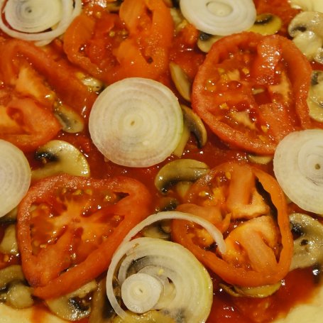 Krok 5 - Pizza na pełnoziarnistym cieście z pieczarkami, cebulą, pomidorami i serem grana padano foto