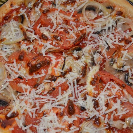 Krok 6 - Pizza na pełnoziarnistym cieście z pieczarkami, cebulą, pomidorami i serem grana padano foto