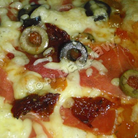 Krok 8 - Pizza na pikantnym cieście z szynka serrano foto