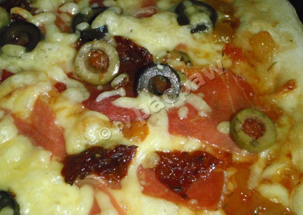 Fotografia przedstawiająca Pizza na pikantnym cieście z szynka serrano
