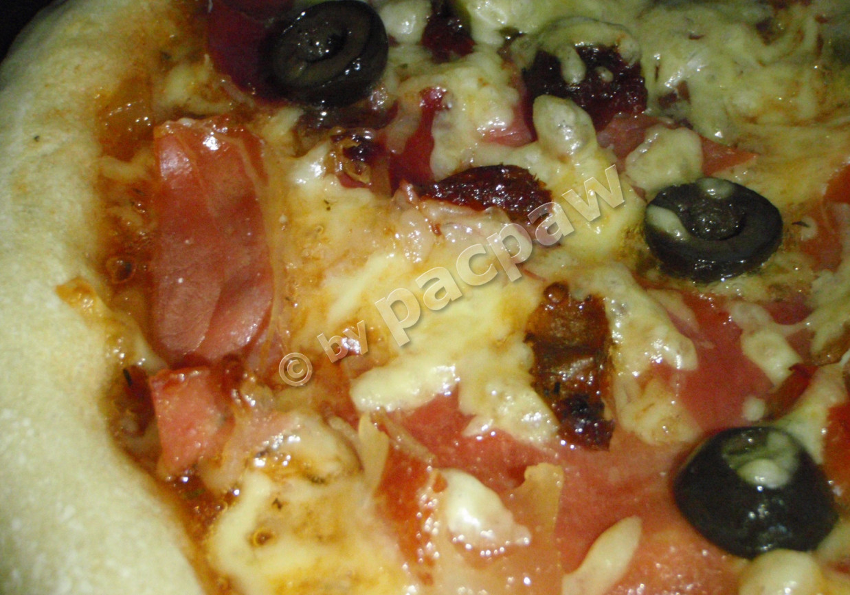 Pizza na pikantnym cieście z szynka serrano foto